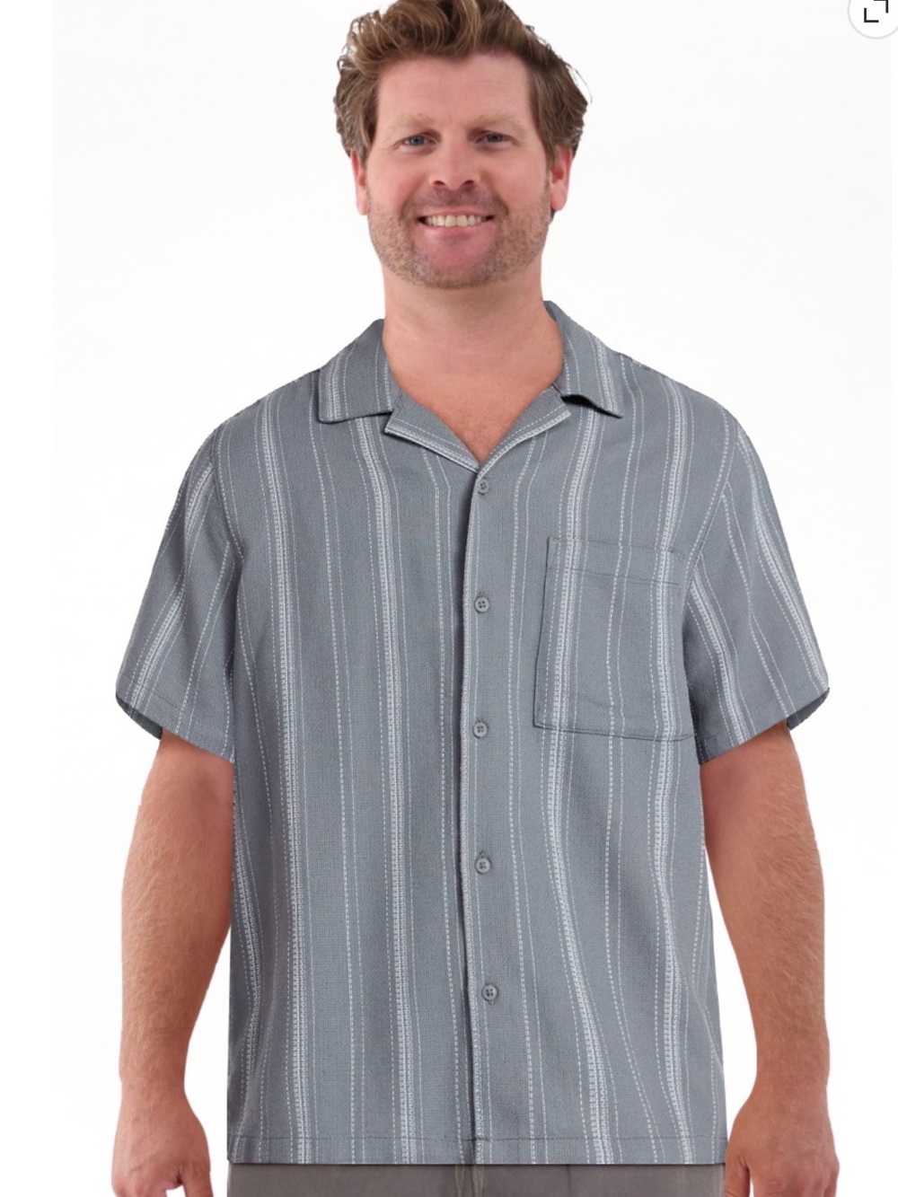 No Boundaries Men’s Grey Short-Sleeve Vertical Stripe Button-Down Shirt